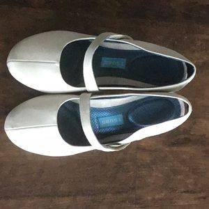 Size 7.5 off white Tsubo shoes